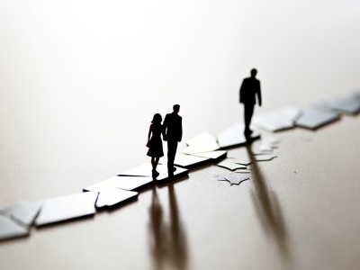 女方婚内出轨离婚怎么处理 可以起诉第三者吗