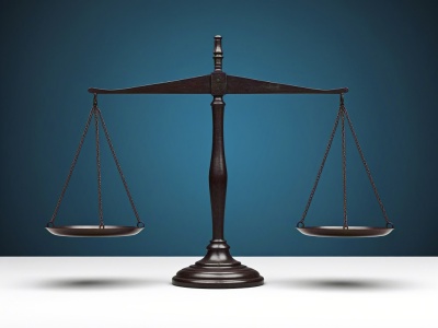 胎儿被侵权出生后能索赔吗 应该以谁的名义起诉