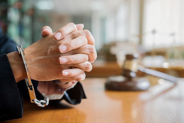 老师打学生是违法行为吗 会判刑吗