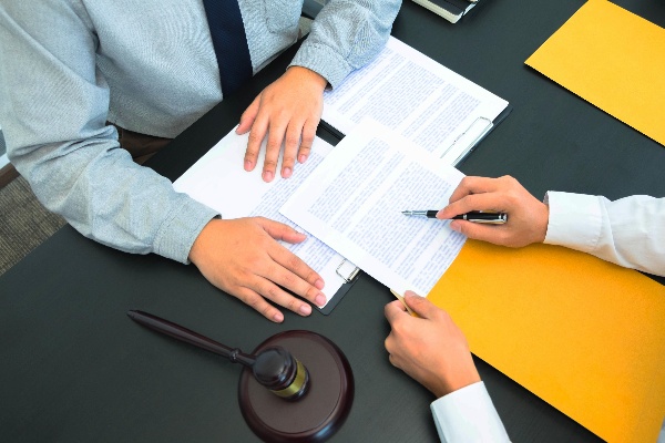 劳动合同单位与发工资的单位不一致怎么办 违法吗