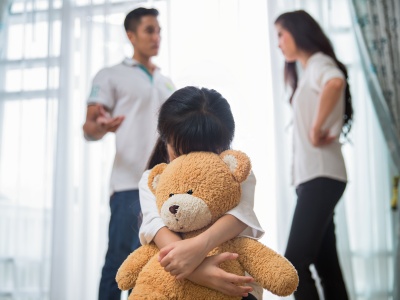 女方出轨离婚怎么判财产 还有孩子怎么办