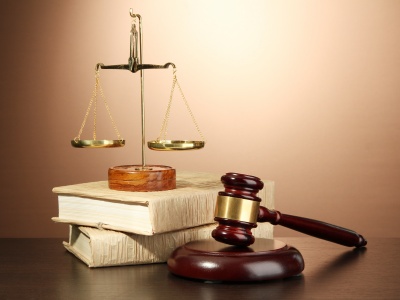 起诉保险公司后多久能得到赔偿 律师费用谁承担