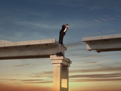 大风引起高空坠物砸伤人谁担责 责任划分介绍