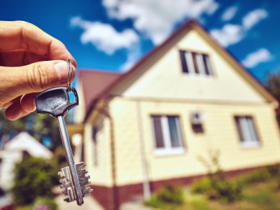 物业不让业主车进小区合法吗 可以报警吗