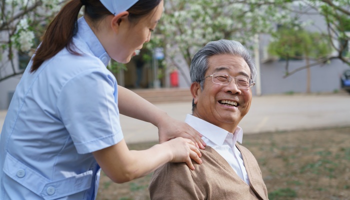 老人生病儿女不愿意照顾违法吗 应该怎么解决