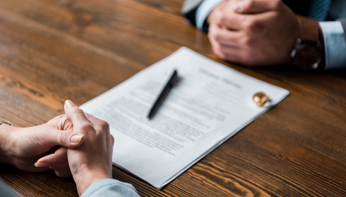 离婚可以找律师替我开庭吗 本人不出庭有什么影响