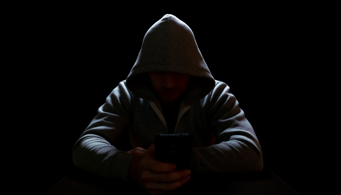 未经他人允许偷看其手机属犯法吗 会不会被拘留