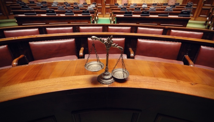 男子刮出百万大奖店主欲占为己有违法吗 怎么处罚