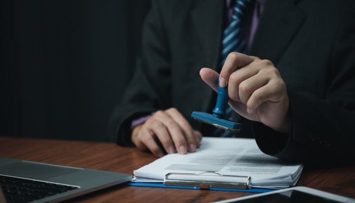 银行未经授权泄露个人隐私违法吗 怎么处罚