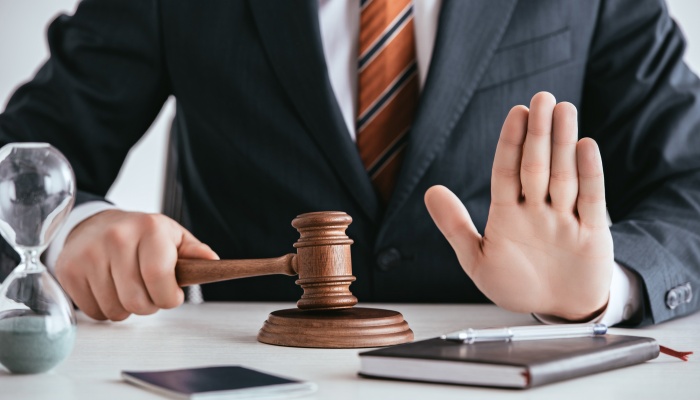 合同纠纷被起诉不去开庭会怎么样  什么是缺席判决