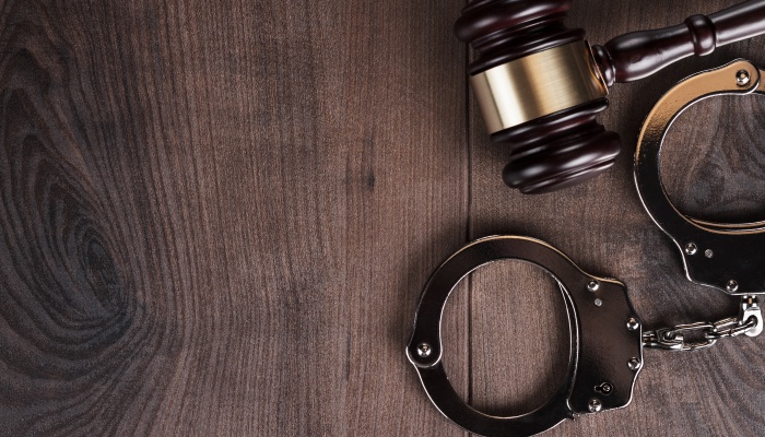 66岁大爷伸脚碰瓷转弯车辆连续作案多起，因诈骗罪被依法刑拘