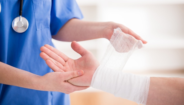 个人申请工伤认定的期限的多久 需要什么材料