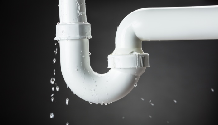 租房出现漏水提出退房属于违约吗 出现漏水是谁的责任