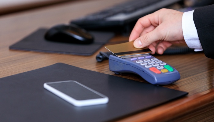  还清债务后银行卡会解除冻结吗