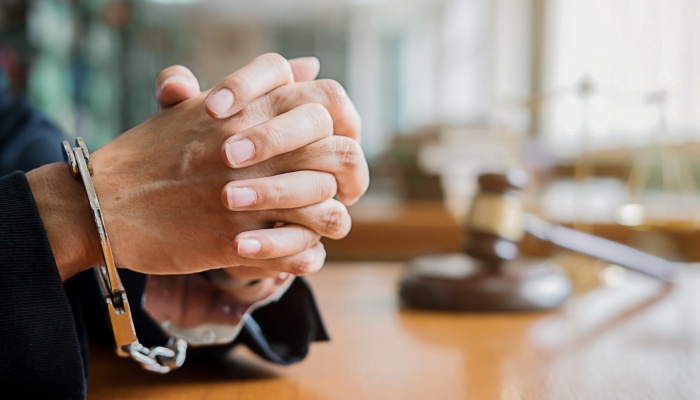 丈夫坐牢妻子离婚共同债务怎么办