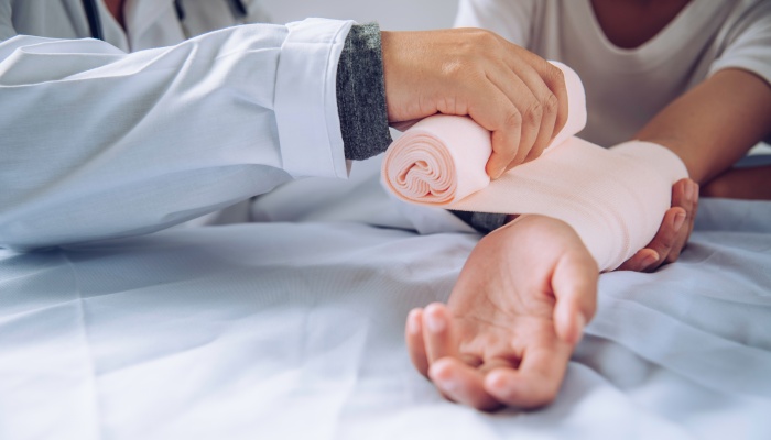 工伤赔偿是给单位打还是个人打